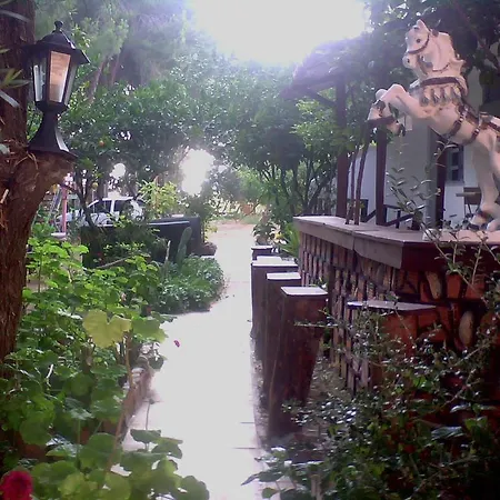 Wind Heaven Garden Bed & Breakfast *